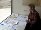 Tuija Seriola arvioimassa kilpailutöitä Galleria Seriolassa.