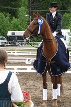 Luokan 7A voittaja Kikko Kalliokoski ja r. Sambisto